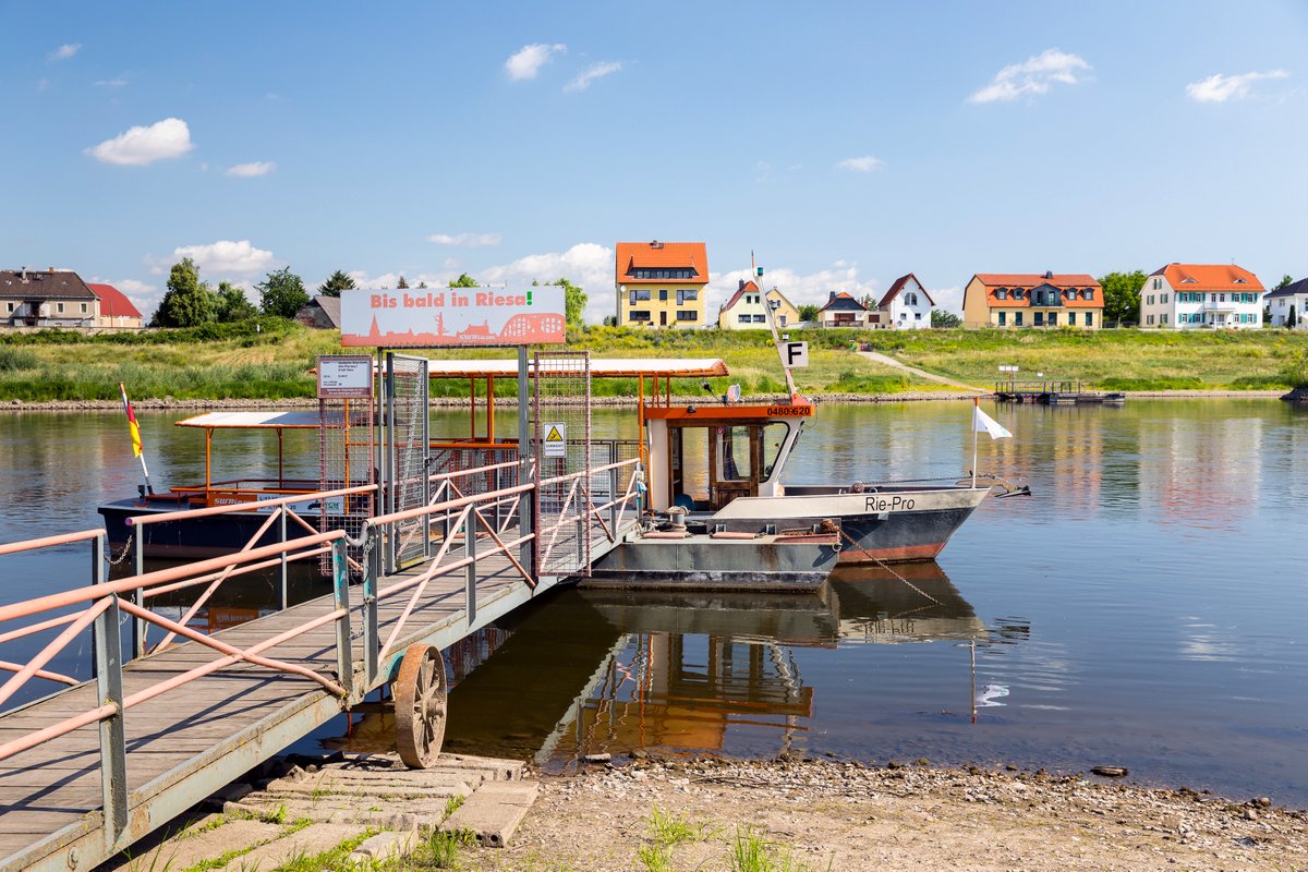Elbfähre am Anleger in Riesa, im Hintergrund Promnitz, Sachsen, Deutschland © Gabriele Hanke Elbfähre am Anleger in Riesa, im Hintergrund Promnitz, Sachsen, Deutschland © Gabriele Hanke