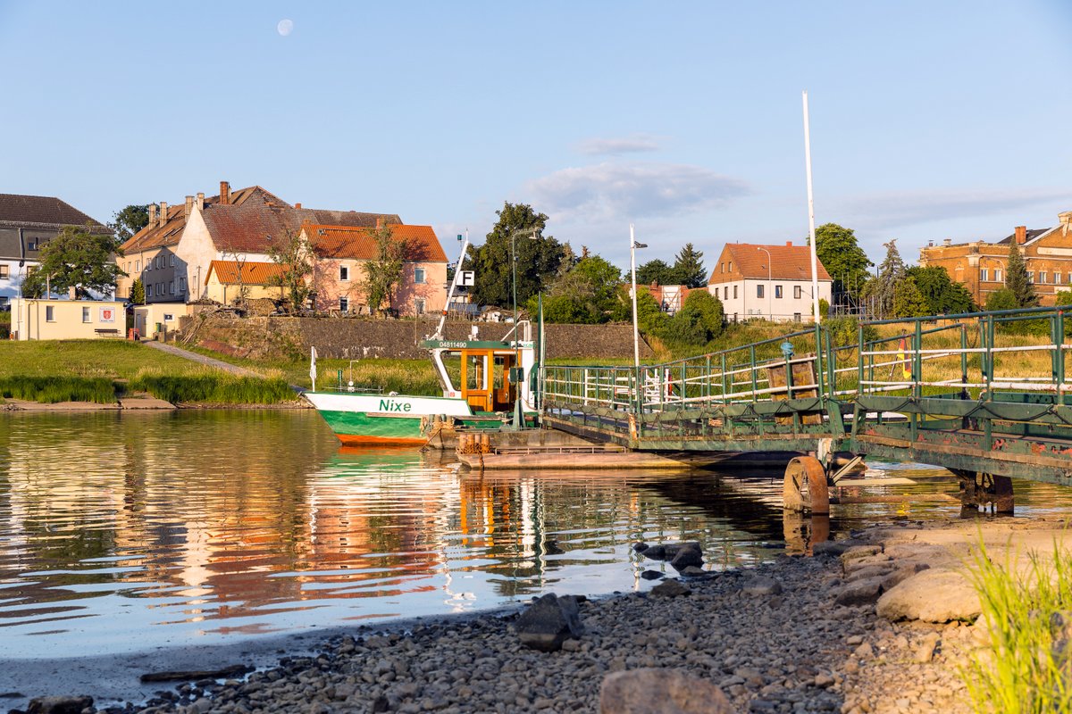Fährschiff „Nixe“ am Anleger in Lorenzkirch, im Hintergrund das Elbufer Strehla, Landkreis Meißen, Sachsen, Deutschland © Gabriele Hanke Fährschiff „Nixe“ am Anleger in Lorenzkirch, im Hintergrund das Elbufer Strehla, Landkreis Meißen, Sachsen, Deutschland © Gabriele Hanke
